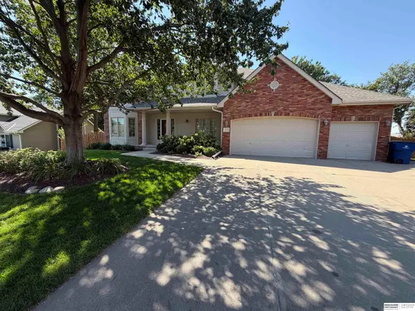 1210 Macarthur Drive, Papillion, NE 68046