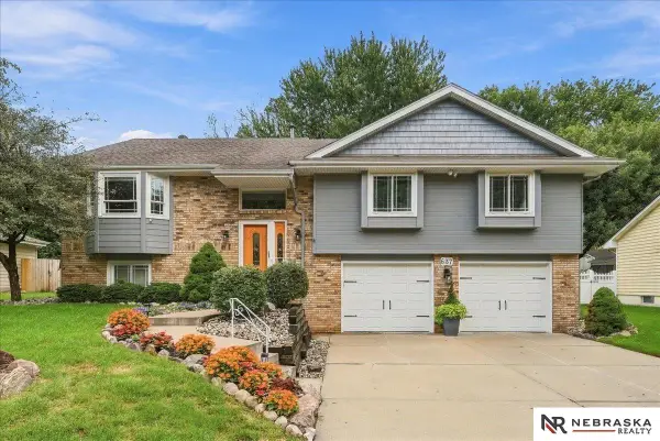637 S 215th Street, Omaha, NE 68022