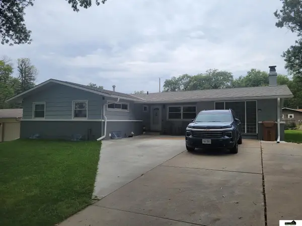 623 Lyncrest Drive, Lincoln, NE 68510