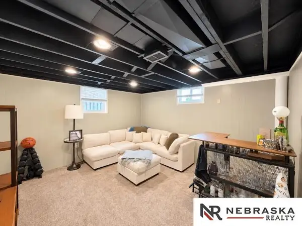 1502 N 61st Street, Omaha, NE 68104