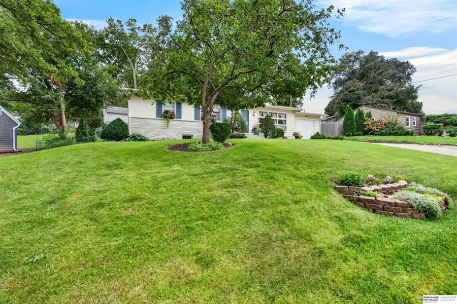 7633 Sunset Drive, Ralston, NE 68127 - #2