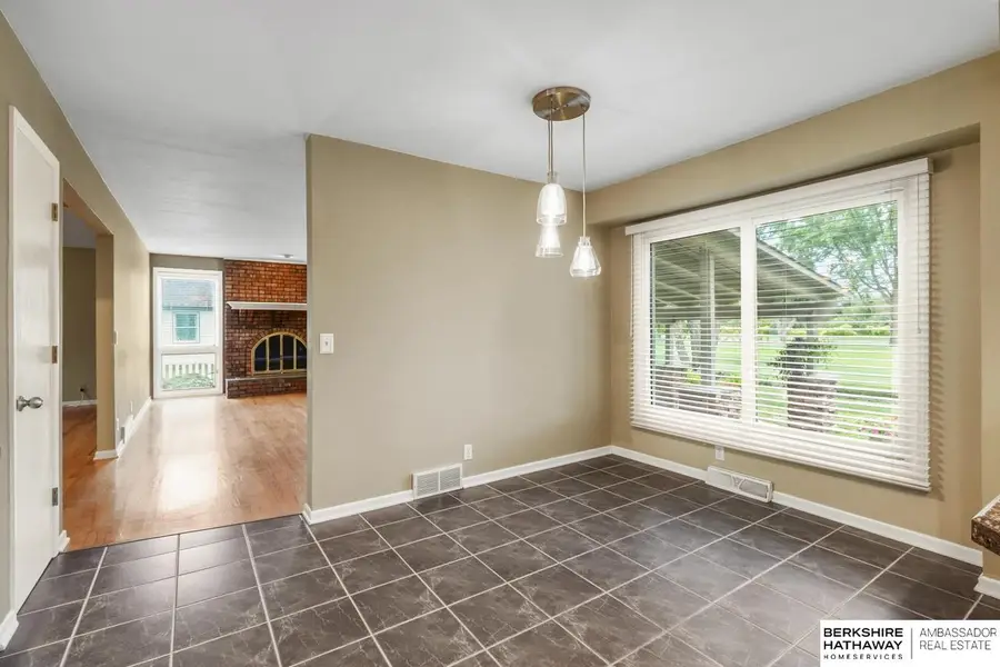 5726 Oak Hills Drive, Omaha, NE 68137 - #2