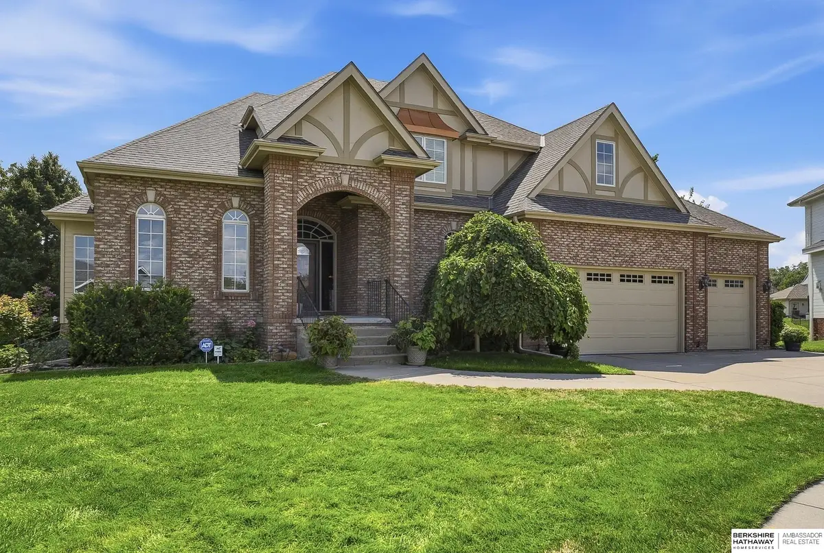 4803 Lakeside Circle, Papillion, NE 68133 - #1