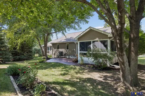 6931 Summerset Circle, Lincoln, NE 68516