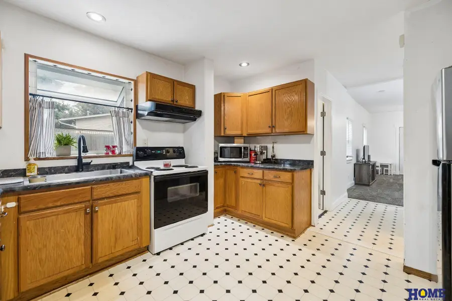 6042 Leighton Avenue, Lincoln, NE 68507 - #2