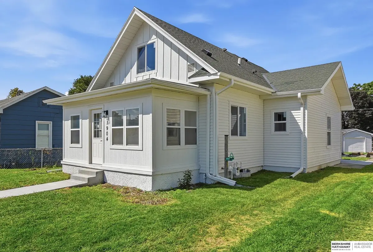 1904 Avenue B, Council Bluffs, IA 51501 - #1