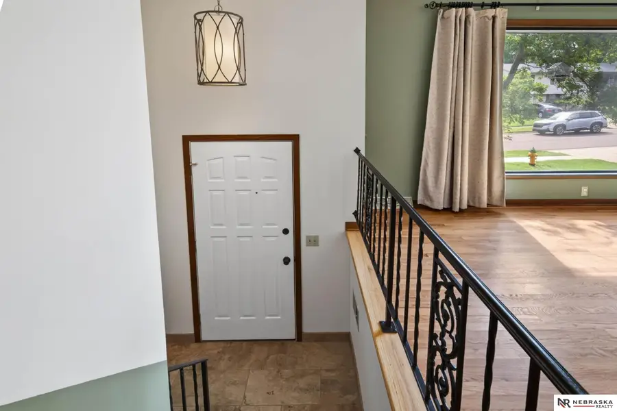 810 S Grandview Avenue, Papillion, NE 68046 - #3