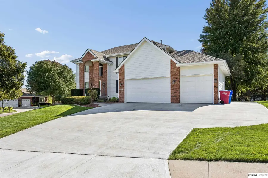 801 Graham Drive, Papillion, NE 68046 - #2
