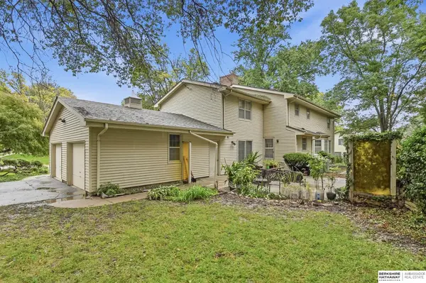 806 S 94th Street, Omaha, NE 68114