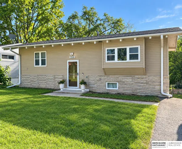 7533 Richmond Drive, Omaha, NE 68134