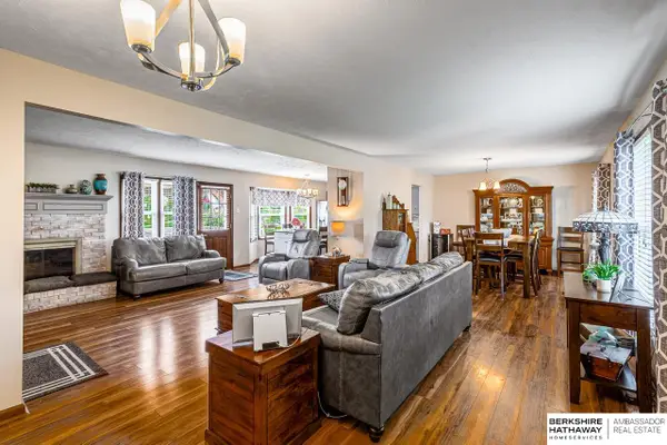 705 Hogan Drive, Papillion, NE 68046