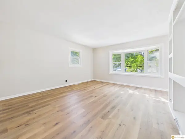 6626 Parkview Lane, Omaha, NE 68104