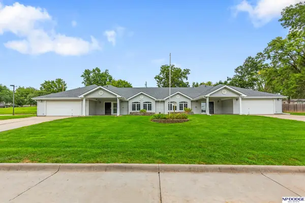 522 E 1 Street, Papillion, NE 68046-2451