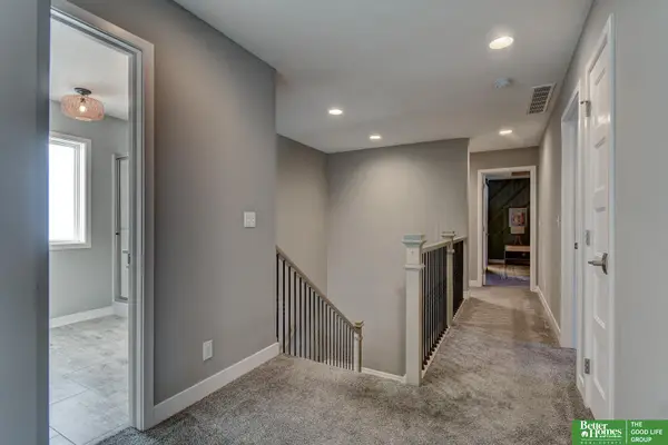 6836 Park Crest Drive, Papillion, NE 68133
