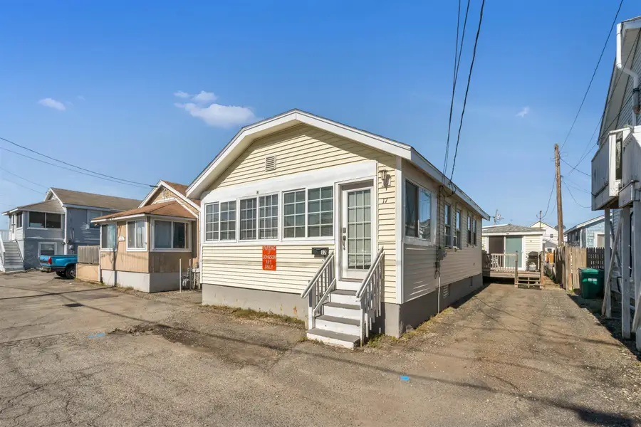 17 Johnson Avenue, Hampton Beach, NH 03290-4906 - Image #2
