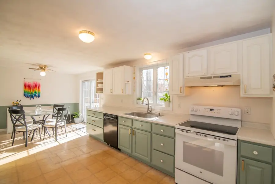 9 Abbey Road, Raymond, NH 03077 - Image #3