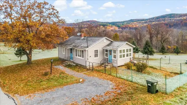 555 Northwest Hill Road, Pownal, VT 05261