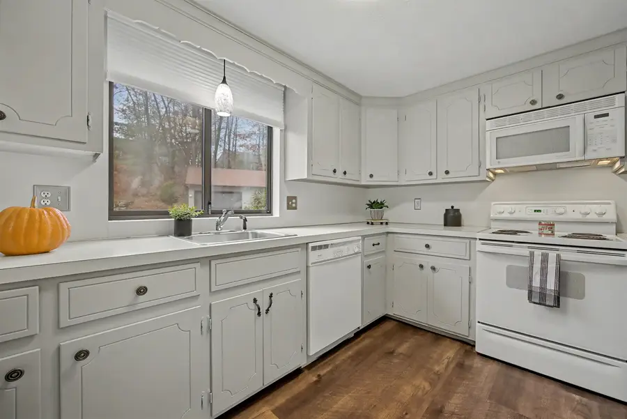 11 Essex Green Court, Merrimack, NH 03054 - Image #2