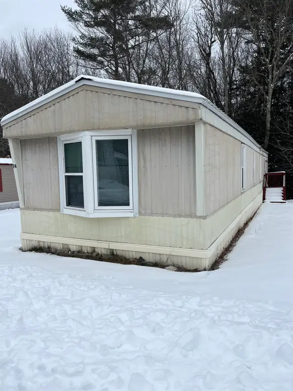 74 Crystal Springs Way, Somersworth, NH 03878