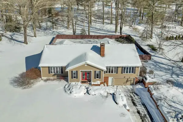 18 Robin Drive, Hudson, NH 03051