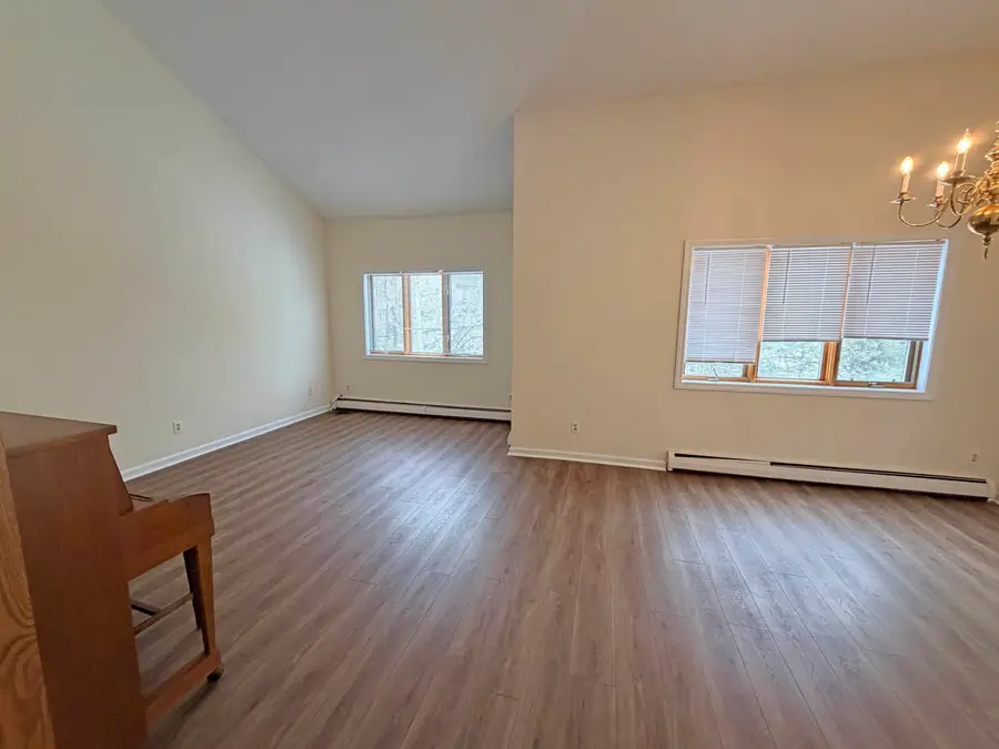 16 Robin Way, Brattleboro, VT 05301 - #3