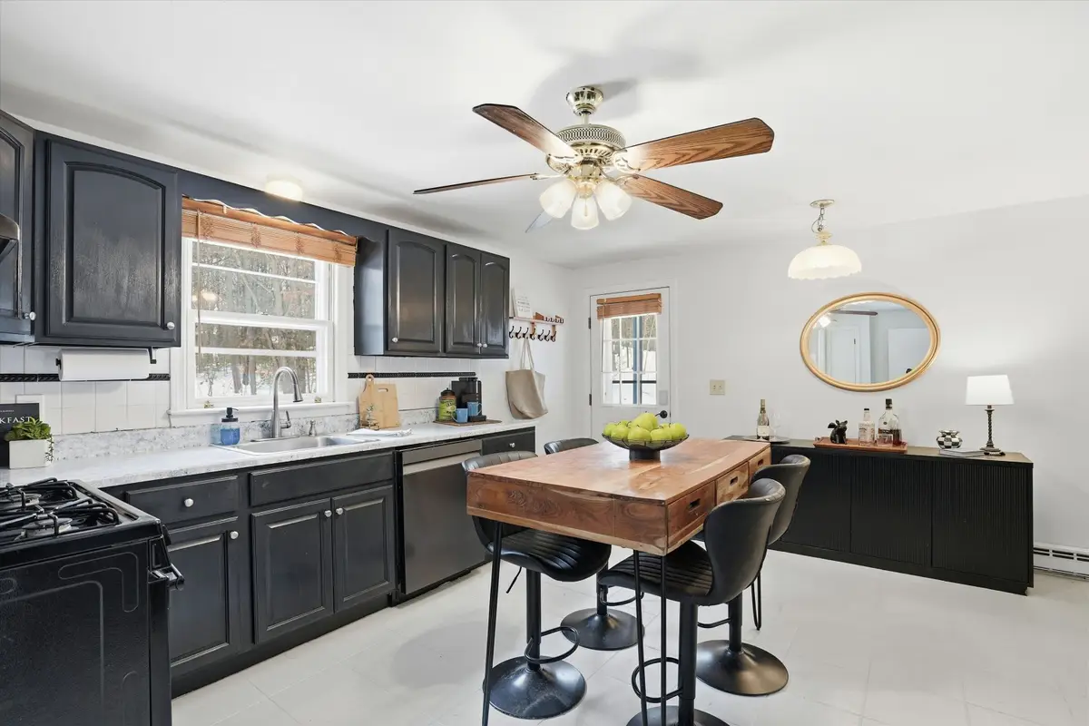 128 Sandstone Circle, Londonderry, NH 03053 - #1