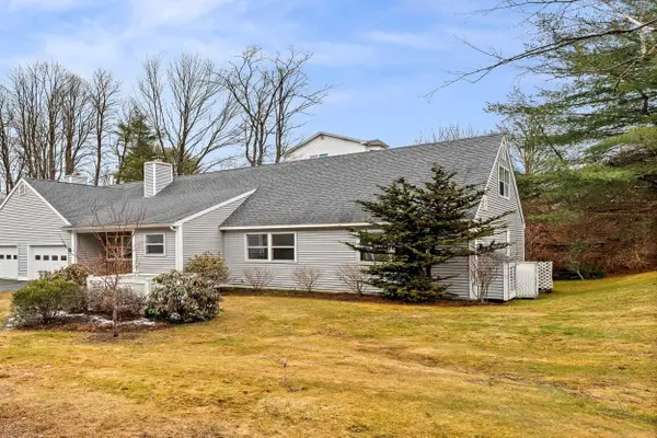 25 Pinewood Village Road, Lebanon, NH 03784
