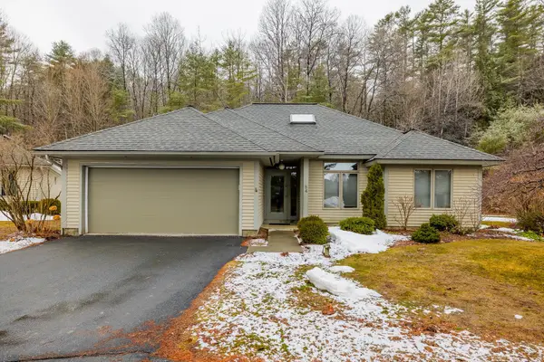 84 Iris Way, Hartford, VT 05001