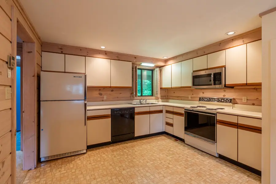 8920 Sage Hill Road, Manchester Center, VT 05255 - #3