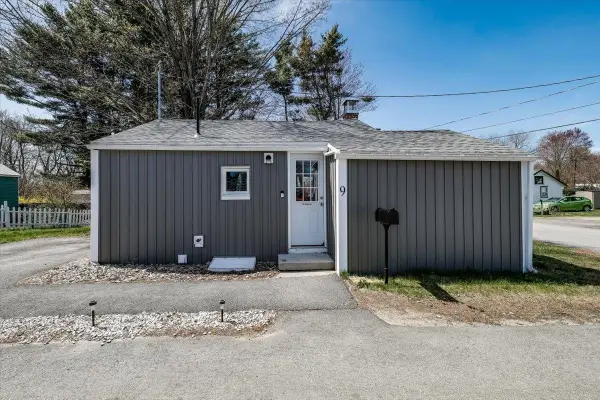 9 Hillcrest Avenue, Pembroke, NH 03275