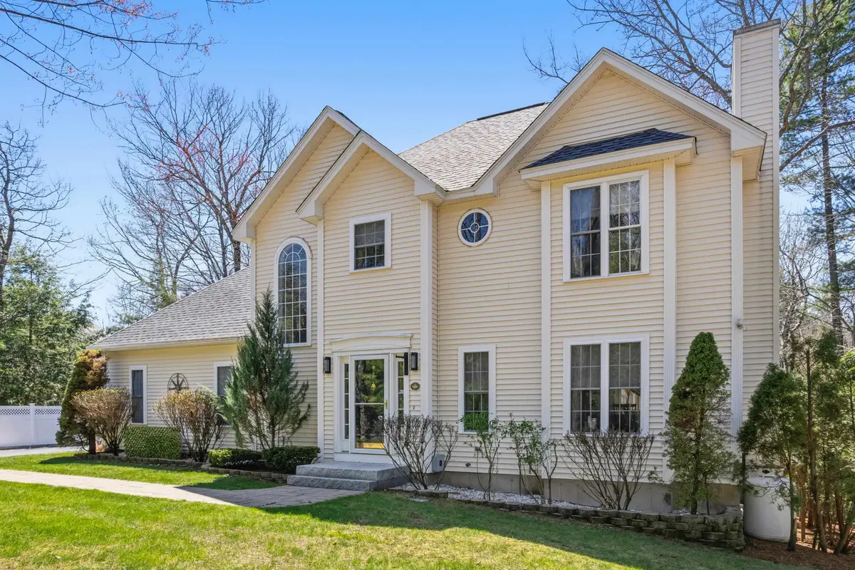 8 Flag Court, Auburn, NH 03032 - #1