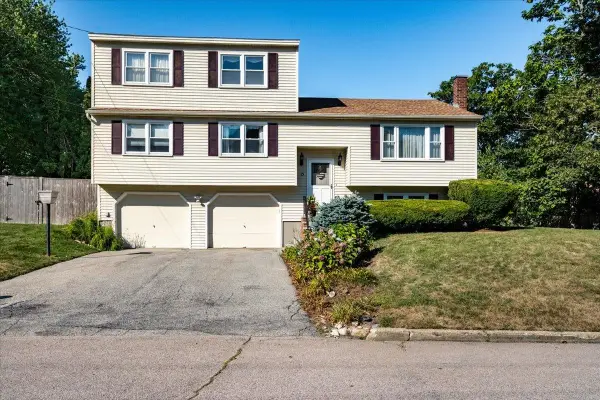 15 Lindstrom Lane, Manchester, NH 03104