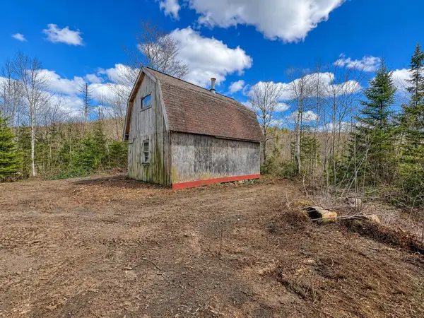 2900 Old Duck Pond Road, Sheffield, VT 05866