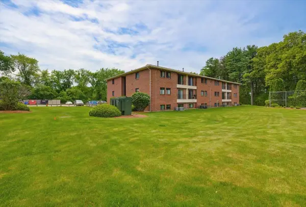 525 Abbott Farm Lane, Hudson, NH 03051
