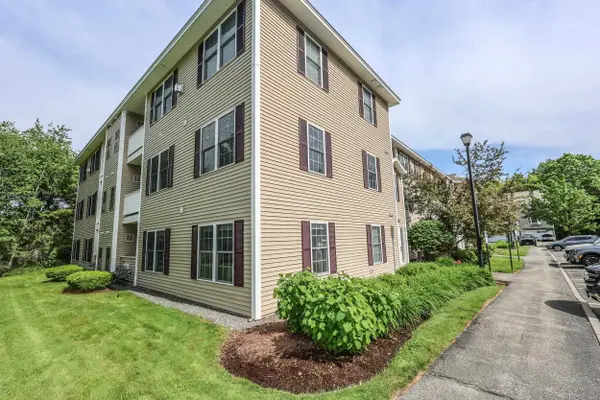 6 Crestview Circle #137, Londonderry, NH 03053