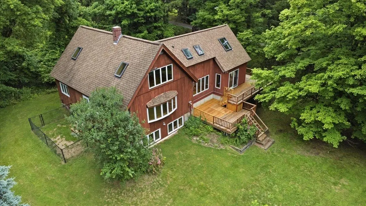 15 Polygraphic Lane, North Bennington, VT 05257 - #1