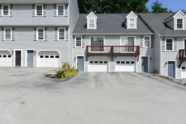 8 Hawkstead Hollow, Nashua, NH 03063