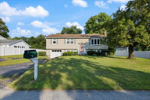 15 Blue Jay Avenue, Dracut, MA 01826