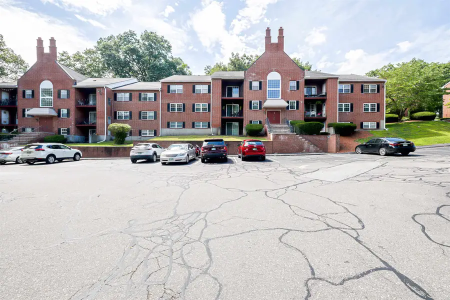 5 Louisburg Square #11, Nashua, NH 03060 - #3