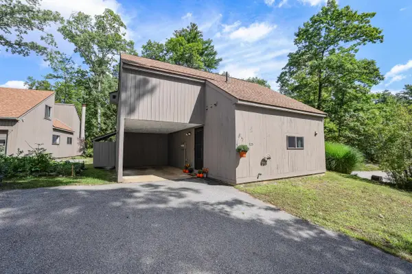 105 Coburn Woods Drive, Nashua, NH 03063