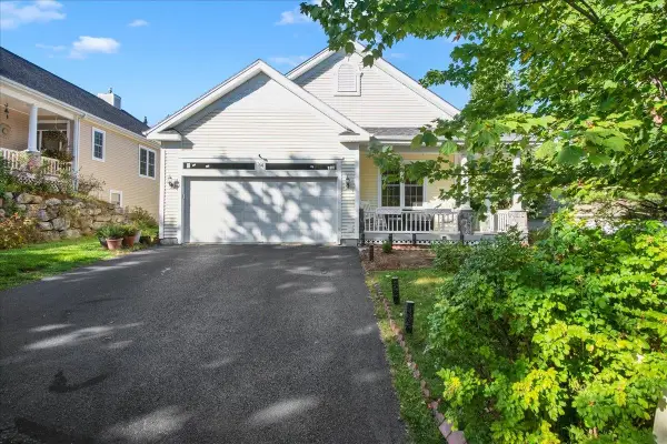 14 Fieldstone Drive, South Burlington, VT 05403