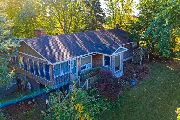 8 Folsom Harbor Road, Grand Isle, VT 05458