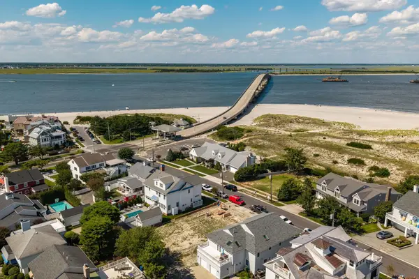 8 E Newcastle Road, Ocean City, NJ 08226
