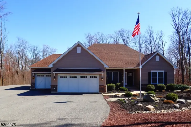 565 Ridge Rd, Upper Mount Bethel, NJ 18013 - Image #1