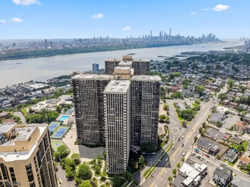 300 Winston Dr-c1822 #1822, Cliffside Park, NJ 07010 - Image #1