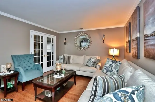 8 Winfield Ct, Fairfield Twp., NJ 07042