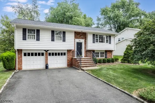 4 Williamsburg Dr, Roseland Boro, NJ 07068