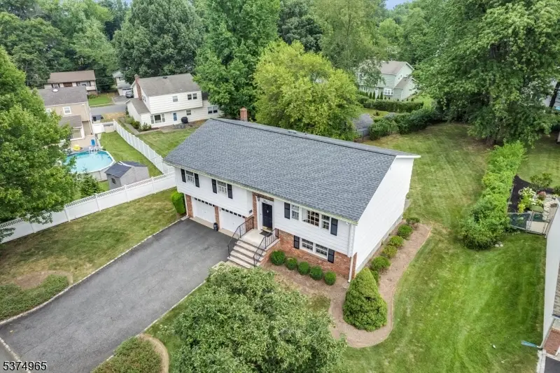 4 Williamsburg Dr, Roseland, NJ 07068 - Image #2