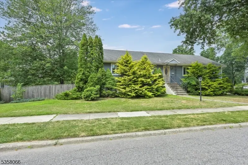 4 Jeffrey Rd, Wayne, NJ 07470 - Image #2