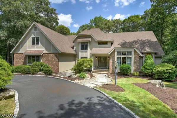 8 Falcon Run, Kinnelon Boro, NJ 07405